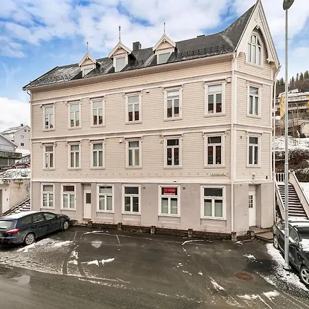 Central Narvik Apartment Walk To Train Bus